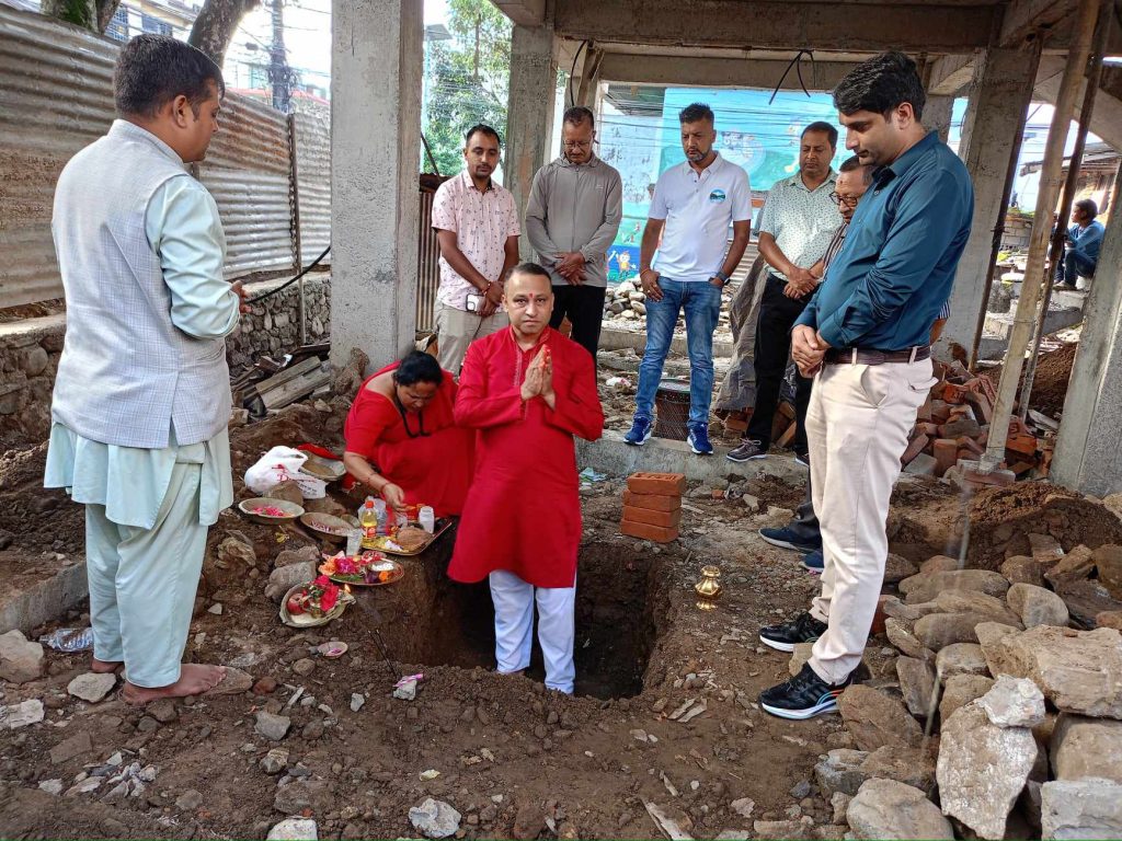 पोखरा महानगर वडा नम्बर ४ मा निर्माण हुने बहुउद्देश्यीय भवनको शिलान्यास