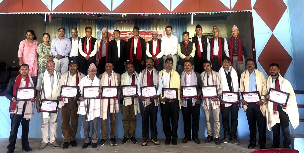 एकीकृत अखिल नेपाल शिक्षक सङ्गठनद्वाराविभिन्न व्यक्तिलाई सम्मान