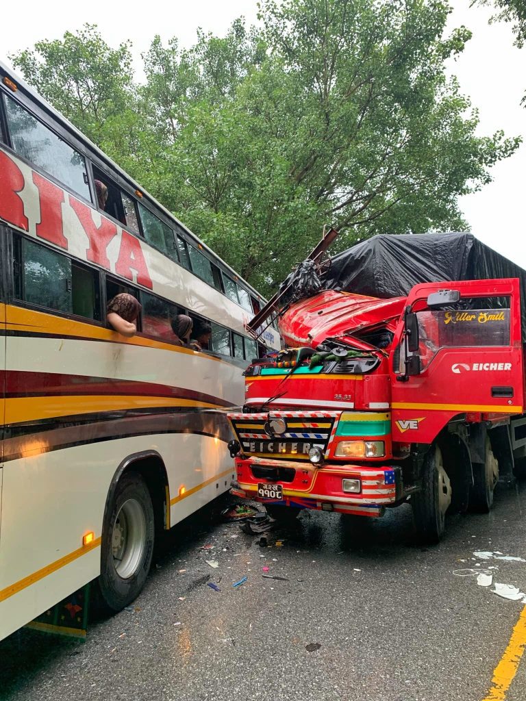 मुग्लिन–नारायणगढ सडकमा बस र ट्रक ठोक्कियो