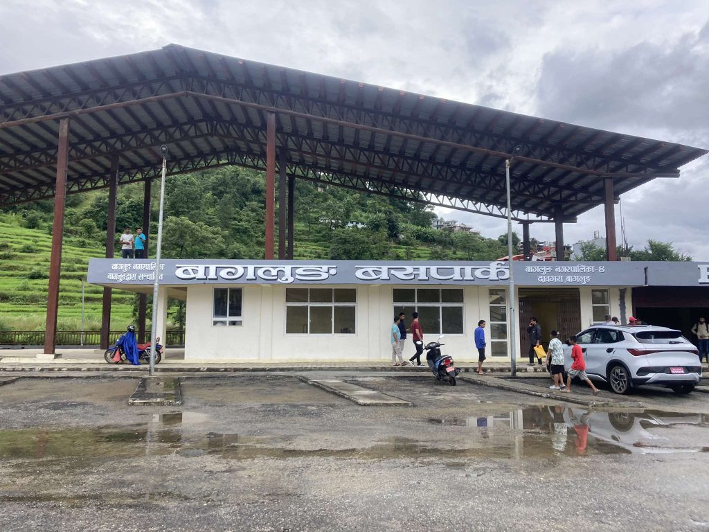 उद्घाटनको २४ घण्टा नबित्दै सुनशान बन्यो बागलुङ बसपार्क