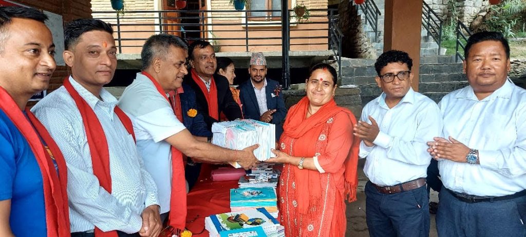 निजामती कर्मचारी युनियन स्थापना दिवसमा अन्नपूर्ण बालआश्रममा शैक्षिक सामाग्री सहयोग