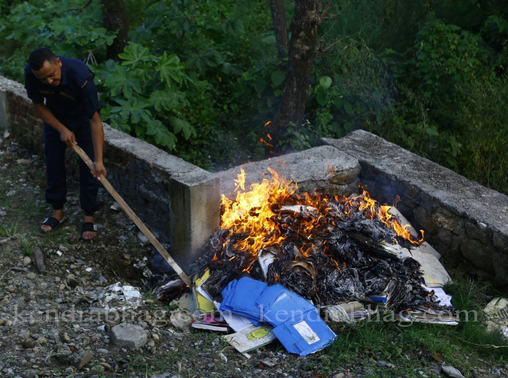 वडा प्रहरी कार्यालय बैदामद्धारा काम नलाग्ने ३५ हजार २ सय ६० पाना कागजात नष्ट