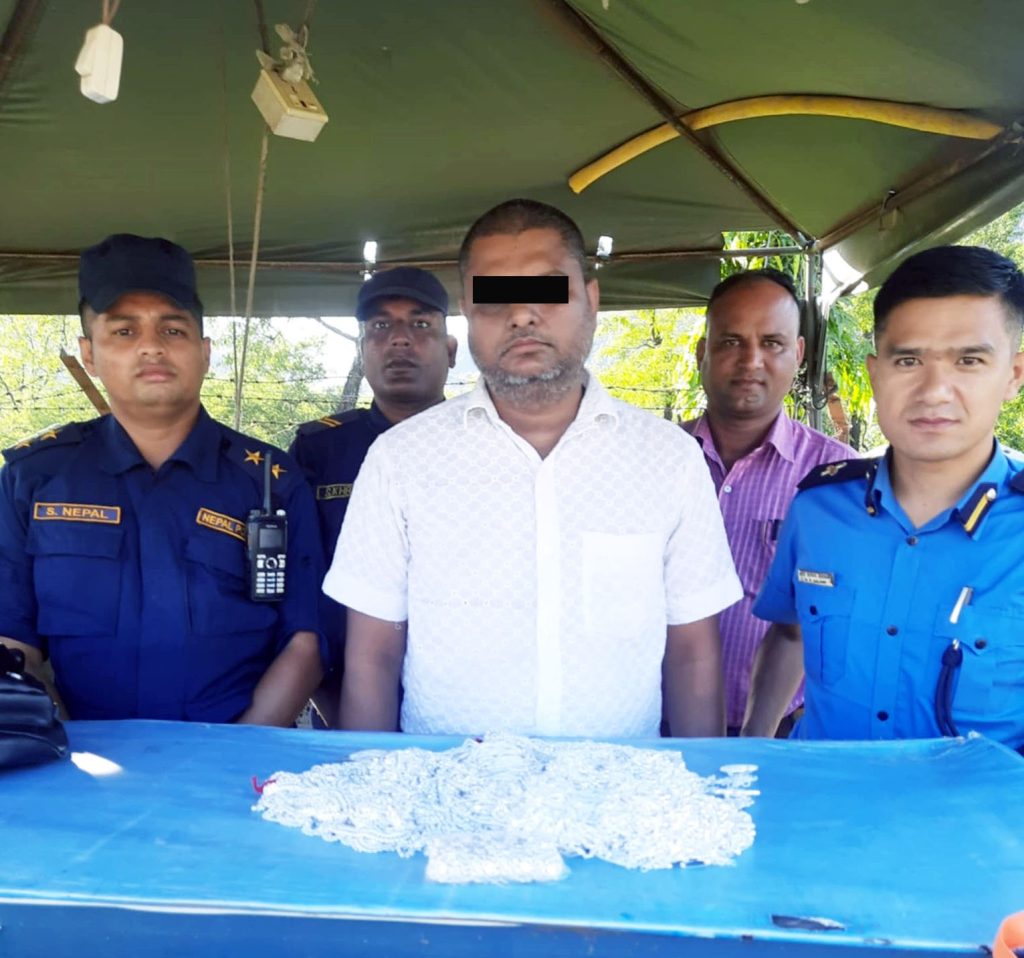 चाँदीका गरगहनासहित एक भारतीय नागरिक पोखरामा पक्राउ