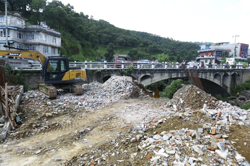 निर्माणमा बेथितिको नमुना बनेको पोखराको फिर्के पुल (भिडियो)