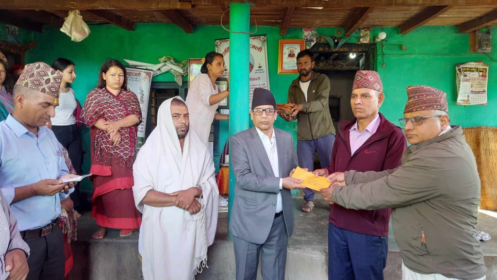 भेटीको रकम महेन्द्र मावि र ओमकारेश्वर मन्दिरलाई