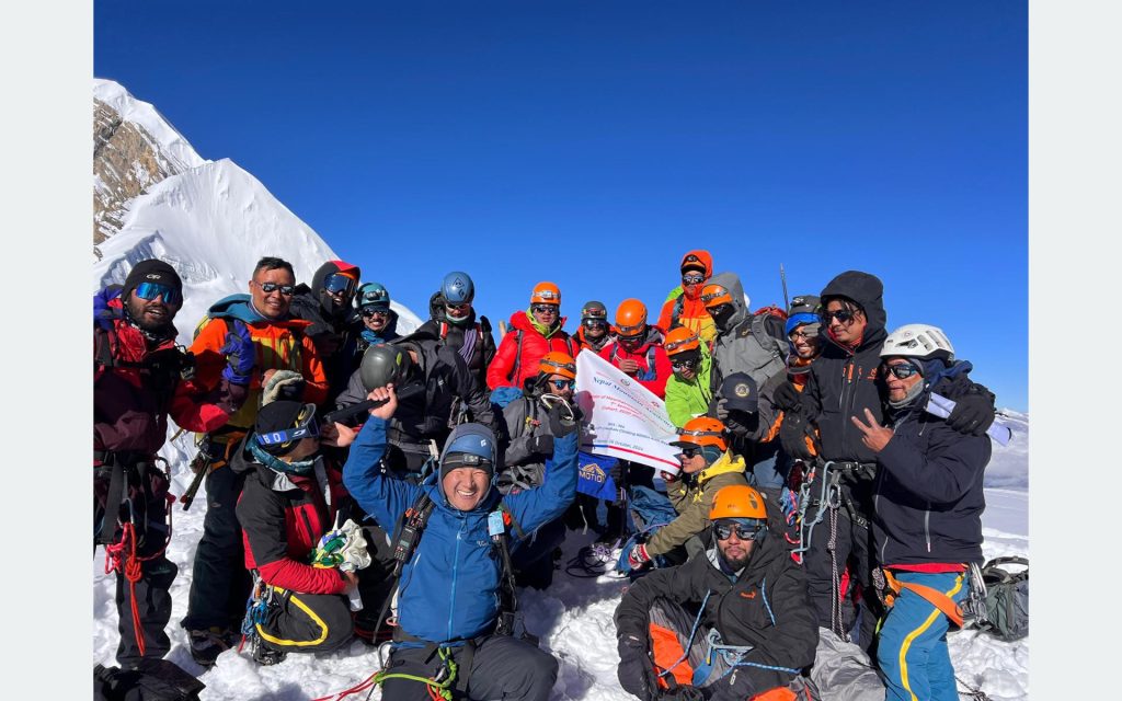 आरोहण अध्ययनरत विद्यार्थी टोलीद्धारा मनाङको थोरङ हिमचुली आरोहण