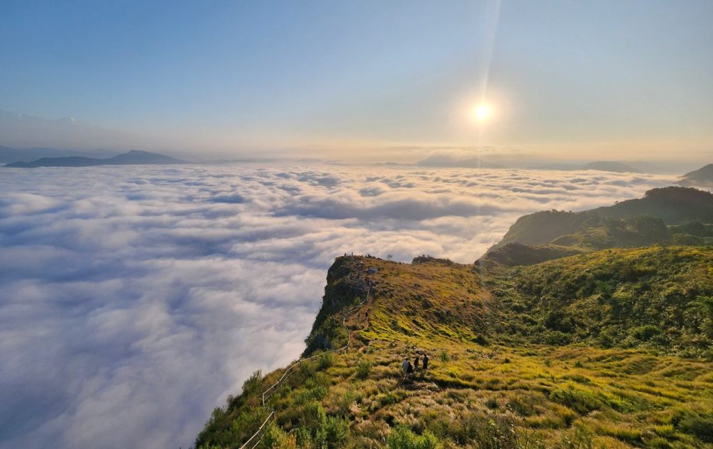 दशैं सुरु भएसँगै मानुङकोटमा आन्तरिक पर्यटकको चहलपहल