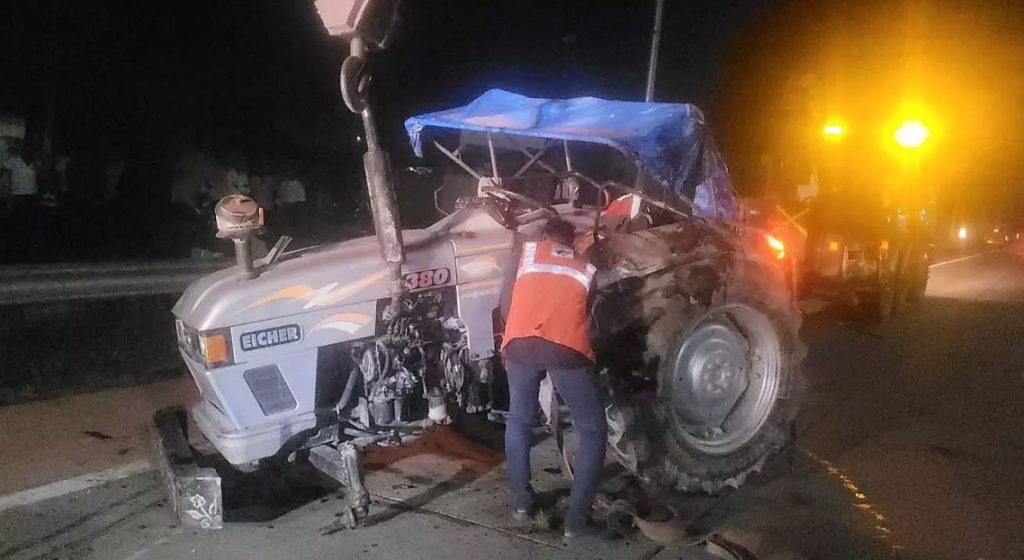 भारतको मिर्जापुरमा ट्रकले ट्याक्टरलाई ठक्कर दिँदा १० मजदुरको ज्यान गयो