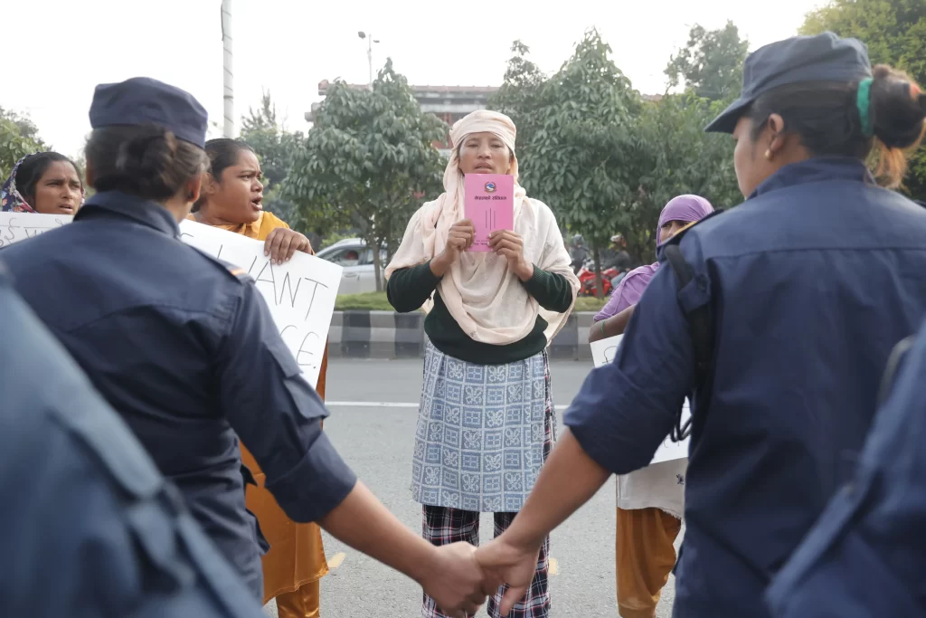 रुवि खानसहित ६ जना पक्राउ