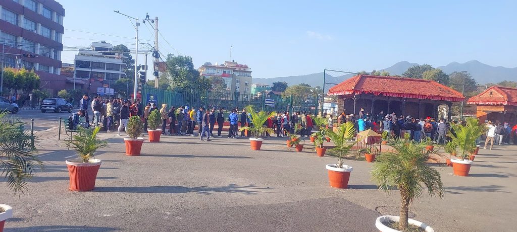 नेपाल–बंगलादेशको फाइनल खेलको टिकट काट्नेहरु बिहानैदेखि लाइनमा