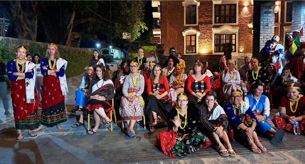 जातीय पोसाकमा सजिएर कौरामा रमाए विदेशी पर्यटक