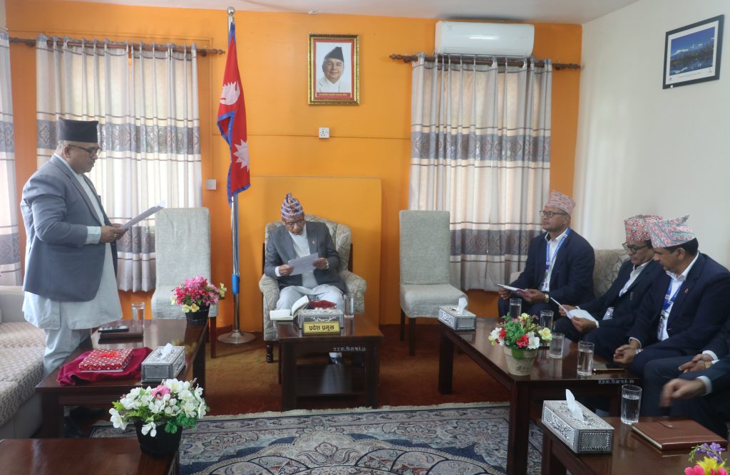 दलित आयोगको प्रतिवेदन गण्डकी प्रदेश प्रमुख समक्ष पेश