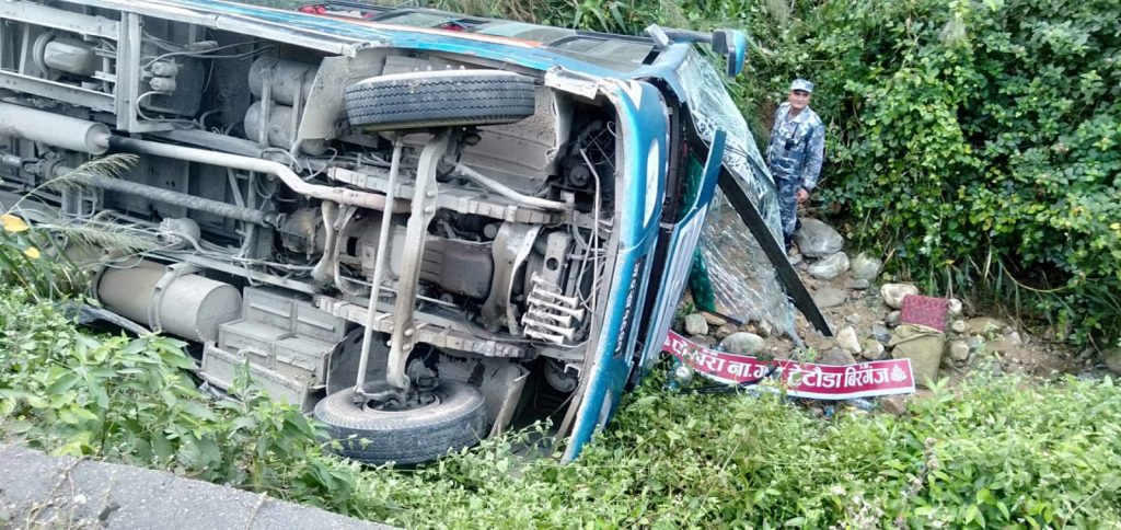 विरगञ्जबाट पोखरा आउँदै गरेको बस हेटौंडामा दुर्घटना, १७ जना घाइते