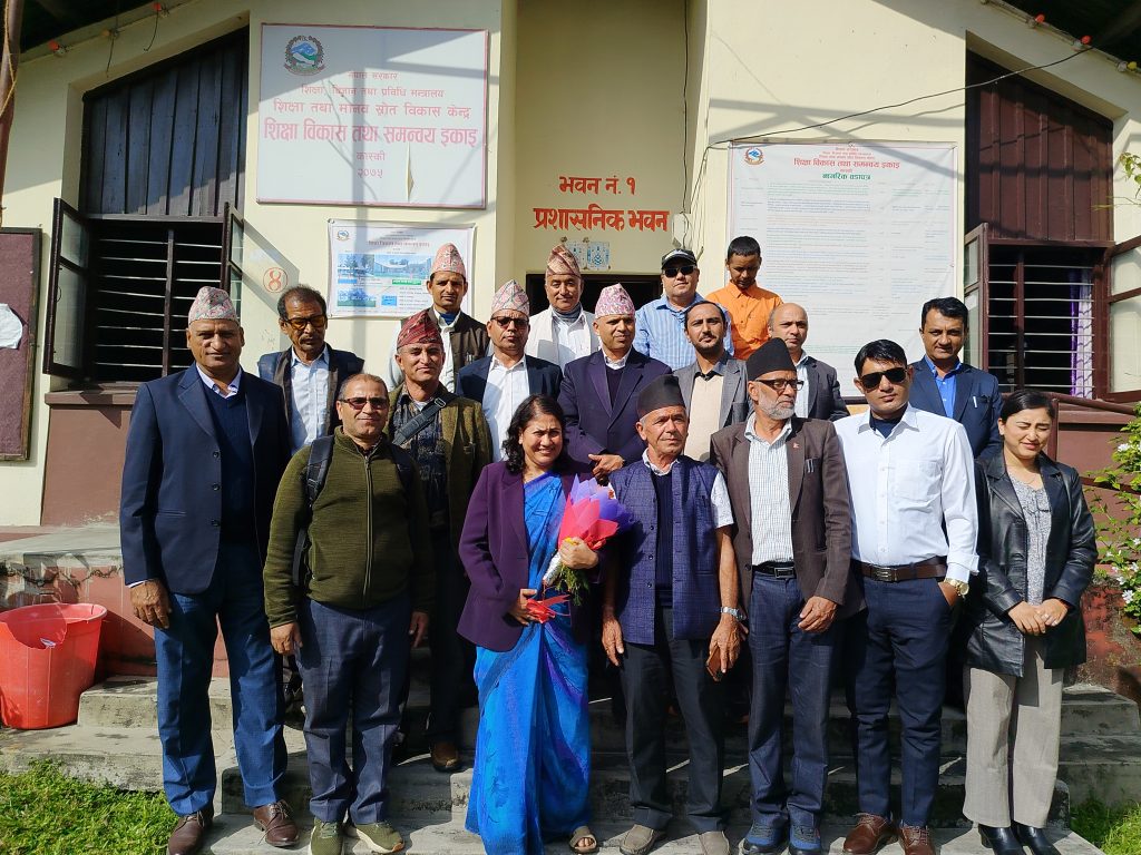 कार्यालयहरु सेवाग्राही मैत्री बनाउन शिक्षा मन्त्री भट्टराईको आग्रह