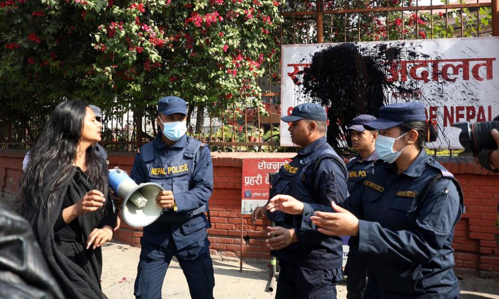 सर्वोच्च अदालतको बोर्डमा कालो रङ छ्यापेपछि बिनु यादव पक्राउ