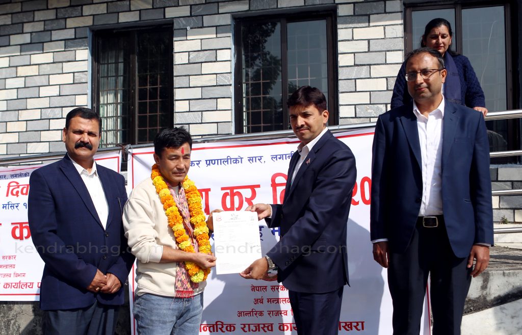 कर सप्ताहको दोश्रो दिन पोखरामा पहिलो सेवाग्राहीलाई सम्मान