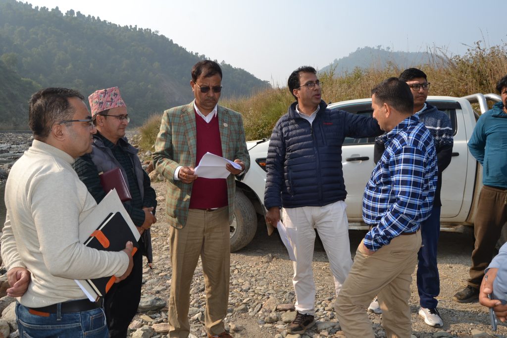 कोरोला–त्रिवेणी मार्गको निरीक्षणमा भौतिकमन्त्री