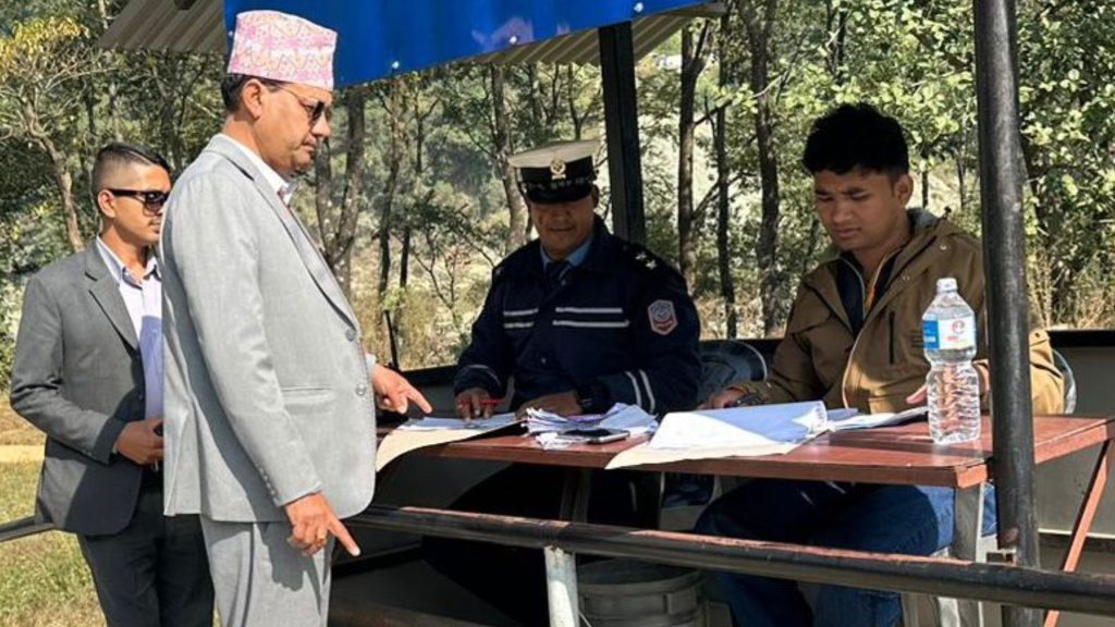 बागलुङको ट्रायल सेन्टरमा यातायात मन्त्रीको छड्के