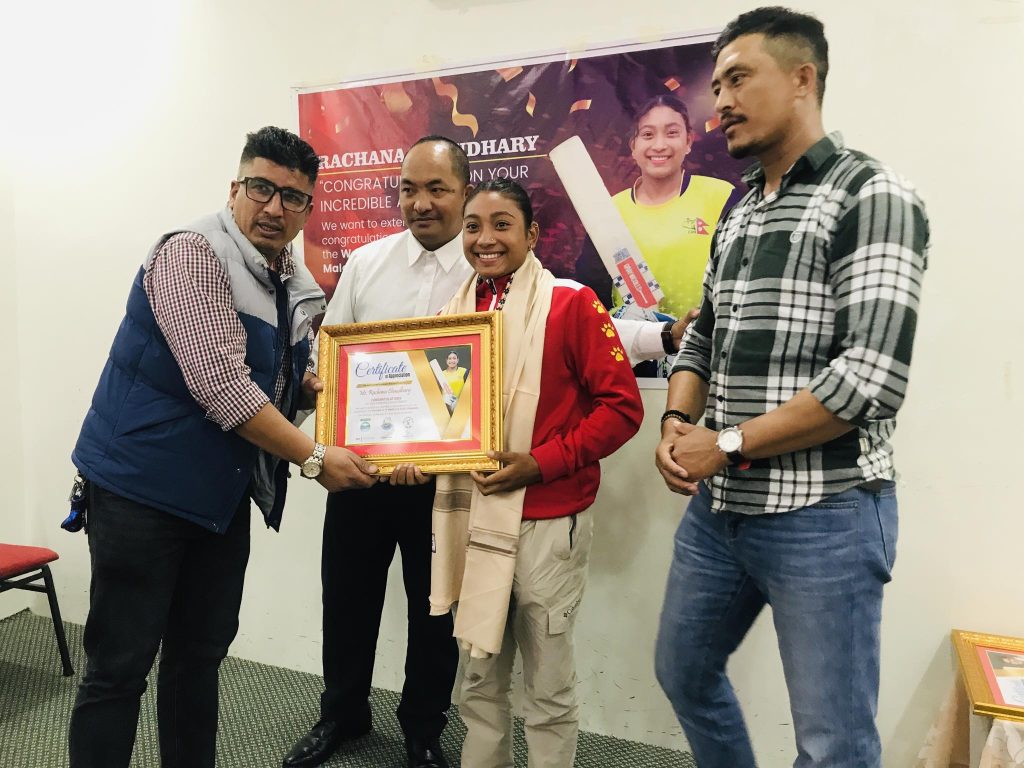 यु–१९ विश्वकपका लागि छानिएकी रचना र अग्रज क्रिकेट दीपेशलाई पोखरामा सम्मान