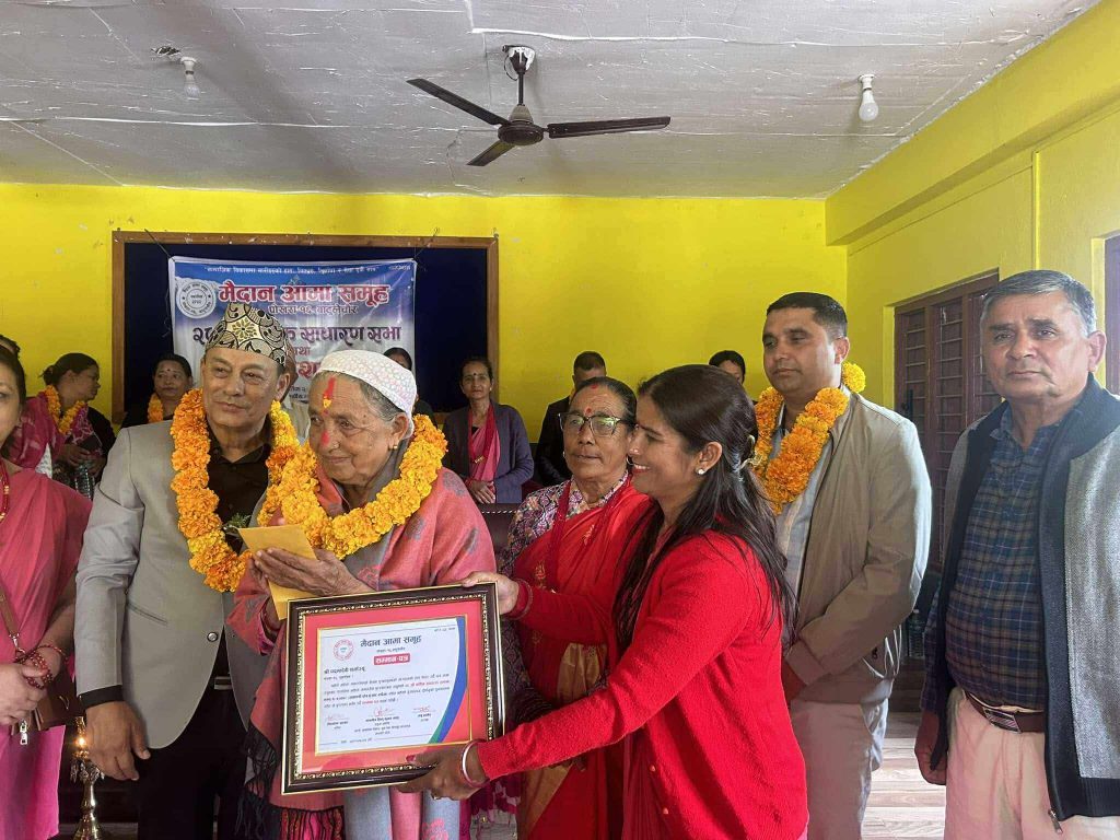 महिला समाजसेवा पुरस्कार वाटुलेचौर निवासी पद्मादेवी शर्मालाई प्रदान