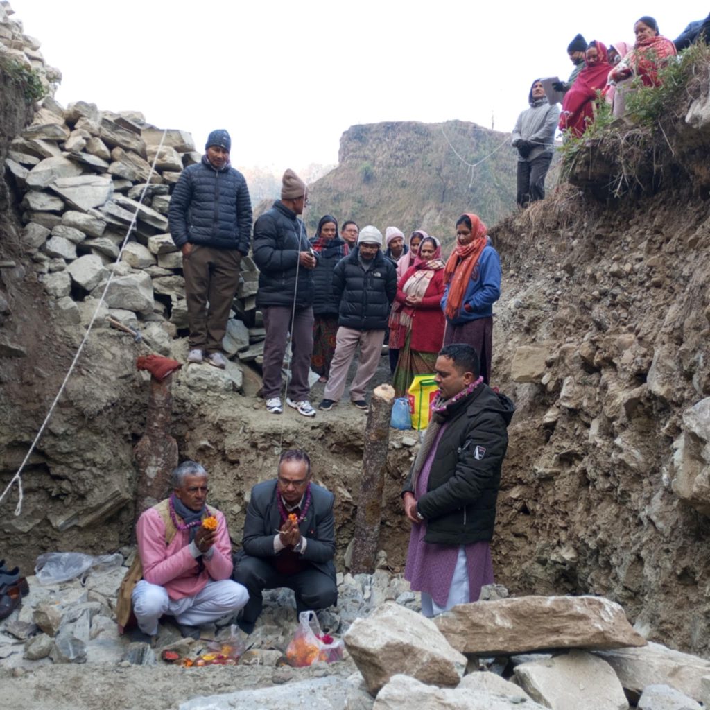 भलामस्थित कालिखोला सेतीदोभान झोलुङ्गे पुलको शिलान्यास