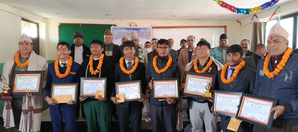 शैक्षिक कल्याणकारी कोष प्रअ, अध्यक्ष र विद्यार्थीलाई सम्मान