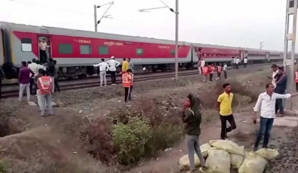 भारतमा रेल दुर्घटना : ज्यान गुमाउनेको संख्या १२ पुग्यो, ३ जना नेपालीको सनाखत