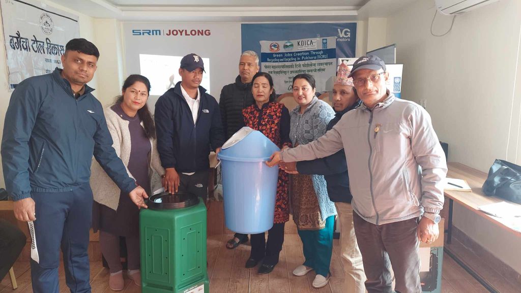 बगैँचा टोल विकास संस्थालाई डस्टबिन र कम्पोस्ट मल बिन वितरण