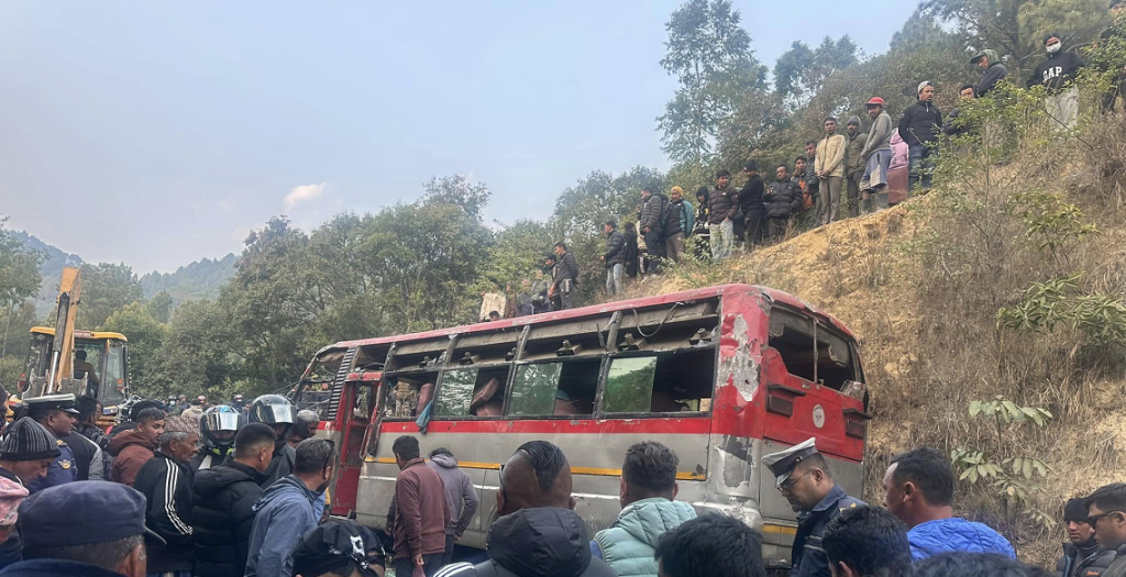 विद्यार्थी बोकेको बस दुर्घटना: २७ जना ‘डिस्चार्ज’, अझै १६ घाइतेको उपचार जारी