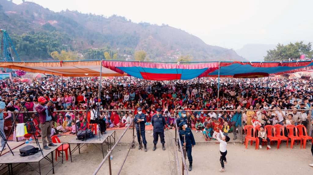 ‘व्याक टु नाइन्टिज’ लाई वालिङमा दर्शकको अभूतपूर्व साथ