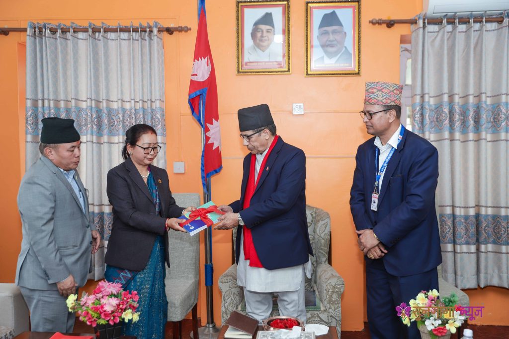 आदिवासी जनजाति आयोगको प्रतिवेदन गण्डकी प्रदेश प्रमुख समक्ष पेश