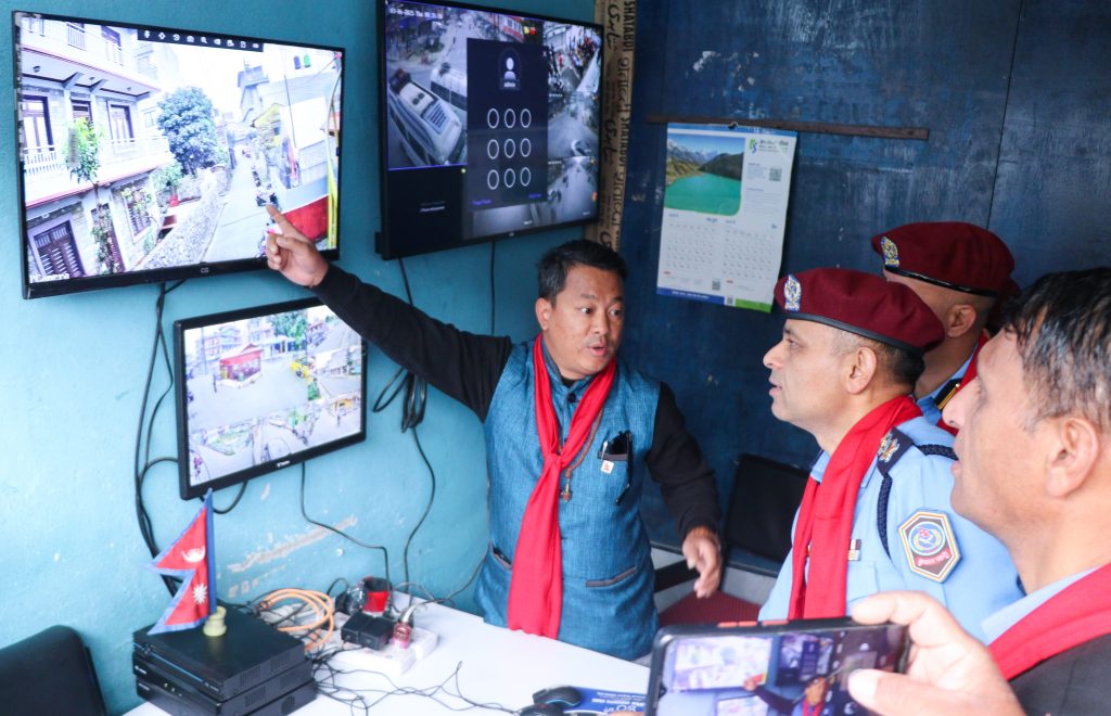 पोखरा ८ मा जडान गरिएको सिसिटीभी क्यामेरा प्रहरीलाई हस्तान्तरण