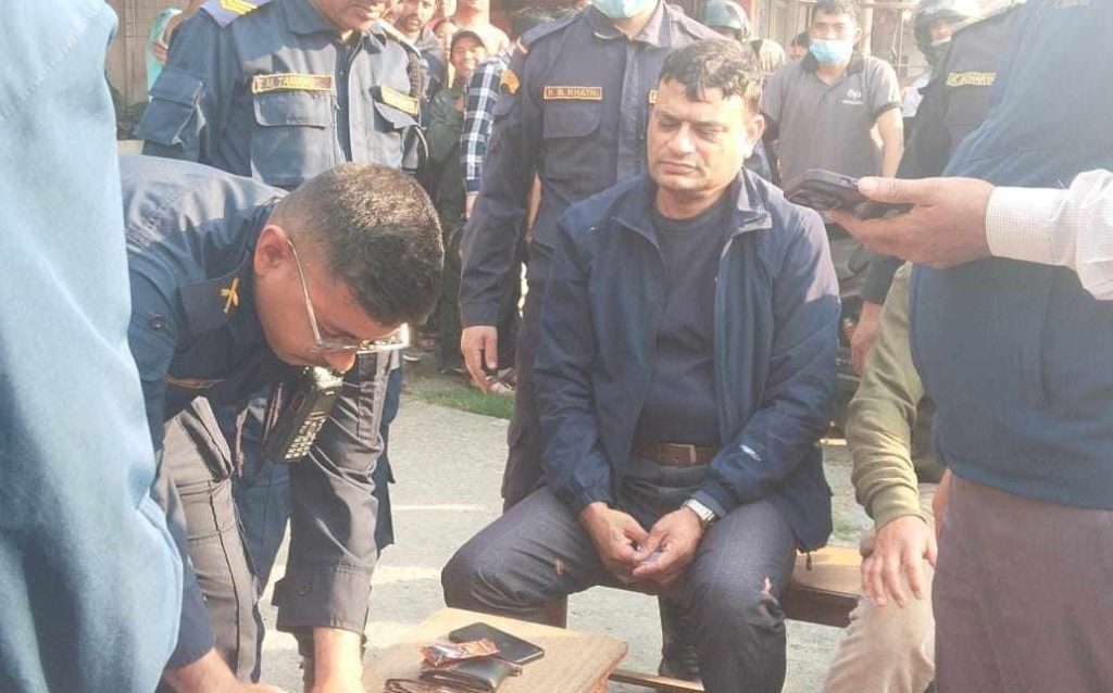 घुससहित पक्राउ परे पोखरा महानगरका कर्मचारी कपिल गिरी