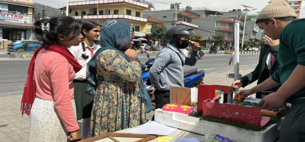 मदरल्याण्डका विद्यार्थीले बटुवालाई सडकमै गणित पढाए