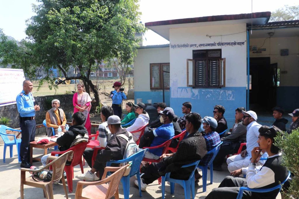 फेवाताल किनारका फोटोग्राफरसँग अन्तरक्रिया