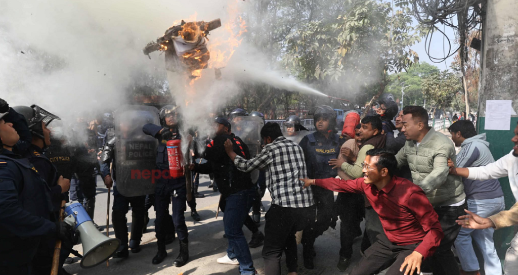 कुलमान हटाएको विरोधमा उर्जामन्त्री खड्काको पुत्ला दहन