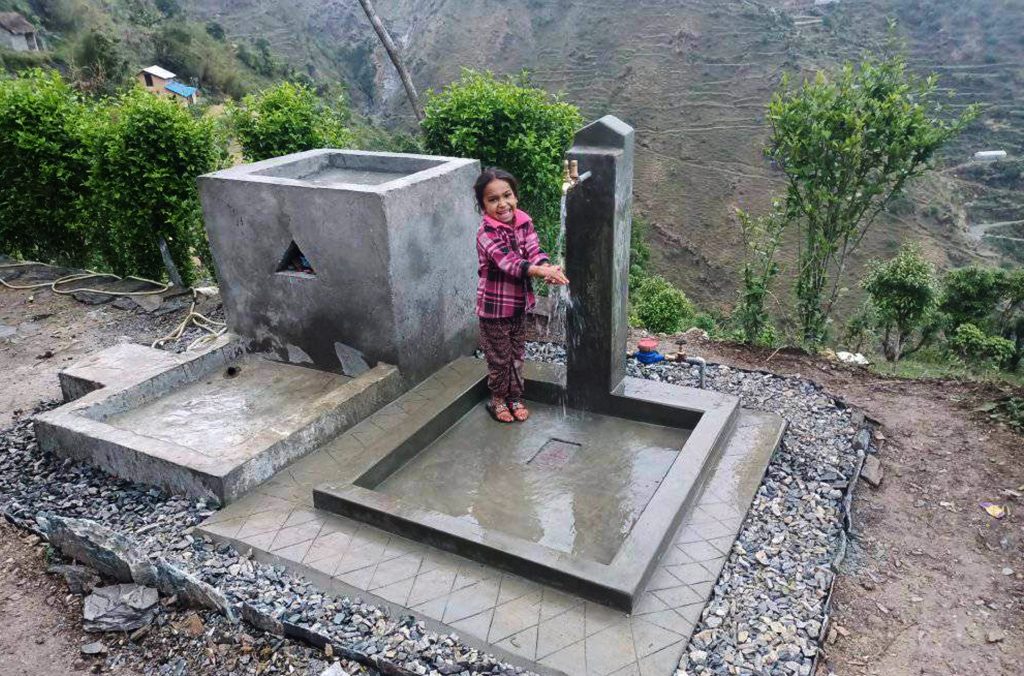 खहरेमा घरघरै पानीको धारा, घण्टौं कुर्नुपर्ने समस्या हट्यो