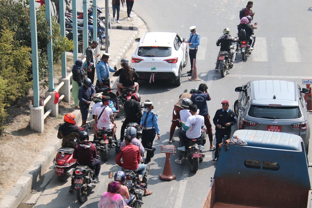 होलीको दिन आज काठमाडौँबाट १२ जना पक्राउ