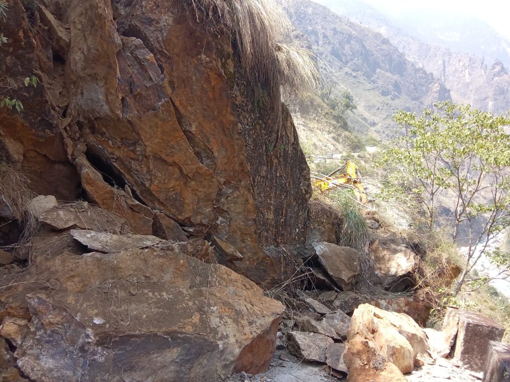 सुख्खा पहिरो खस्दा लमजुङ–मनाङ सडक पूर्ण अवरुद्ध