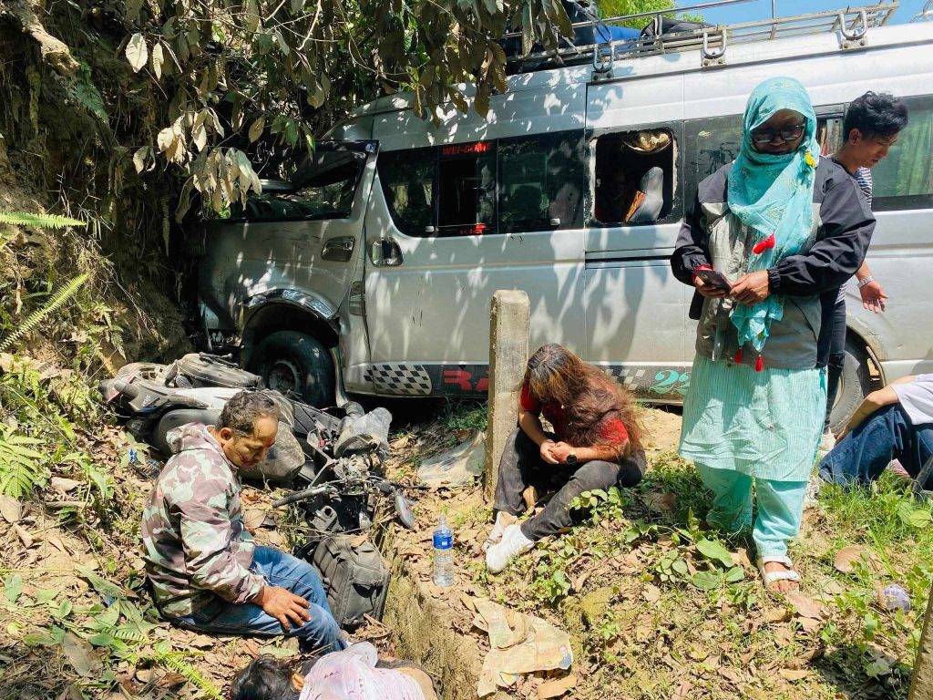 तनहुँमा माइक्रो र स्कुटर ठोकिँदा दुई जनाको ज्यान गुम्यो, १४ घाइते