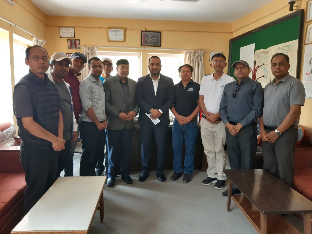 पोखरा भ्रमण वर्ष २०२५ चल्दै गर्दा पानी माग्दै होटल संघ खानेपानी संस्थानमा