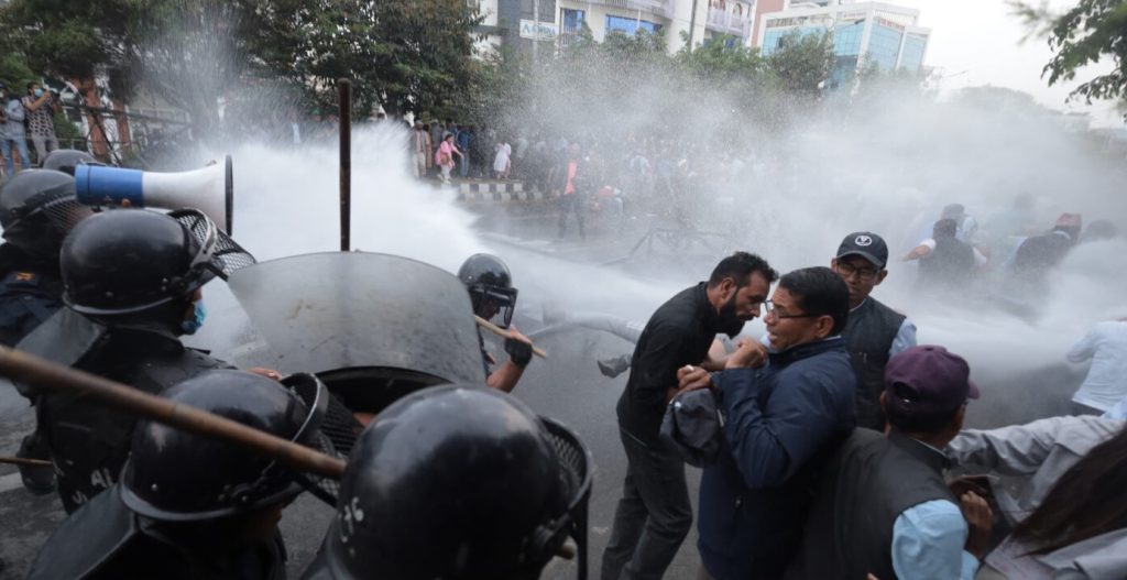 बानेश्वरमा शिक्षक–प्रहरी झडप, दर्जनभन्दा बढी घाइते