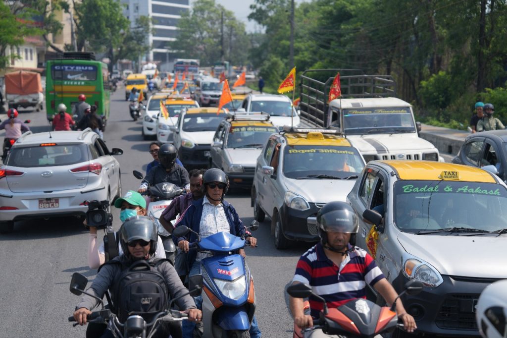 कोटीहोम विराट ज्ञान महायज्ञको प्रचार स्वरुप पोखरामा बृहत् ट्याक्सी र्‍याली