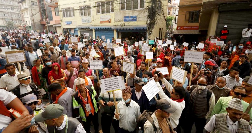 बालुवाटारमा सहकारी, लघुवित्त, बैंक तथा मिटरब्याज पीडितहरूको धर्ना