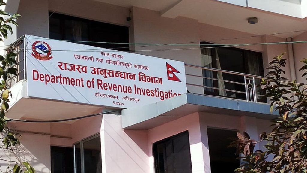 टोखाबाट ट्रकमा भेटिएको २५ करोडको मालिक सिन्धुपाल्चोक स्थायी घर भई टोखा नगरपालिका बस्ने नारायण पौडेल