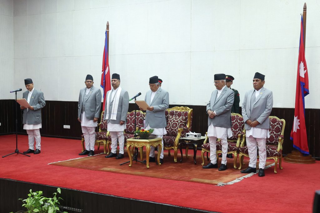 शिक्षामन्त्री पन्तद्वारा पद तथा गोपनीयताको शपथ