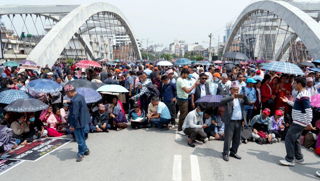 प्रधानमन्त्री र सभामुखसँगको वार्तापछि पनि शिक्षकले छाडेनन् सडक