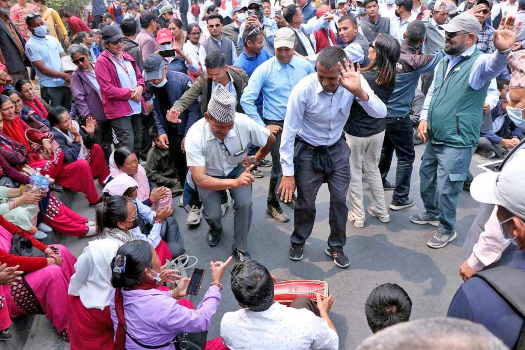 आन्दोलनरत शिक्षकहरूले नयाँ वर्ष सडकमै मनाउँदै