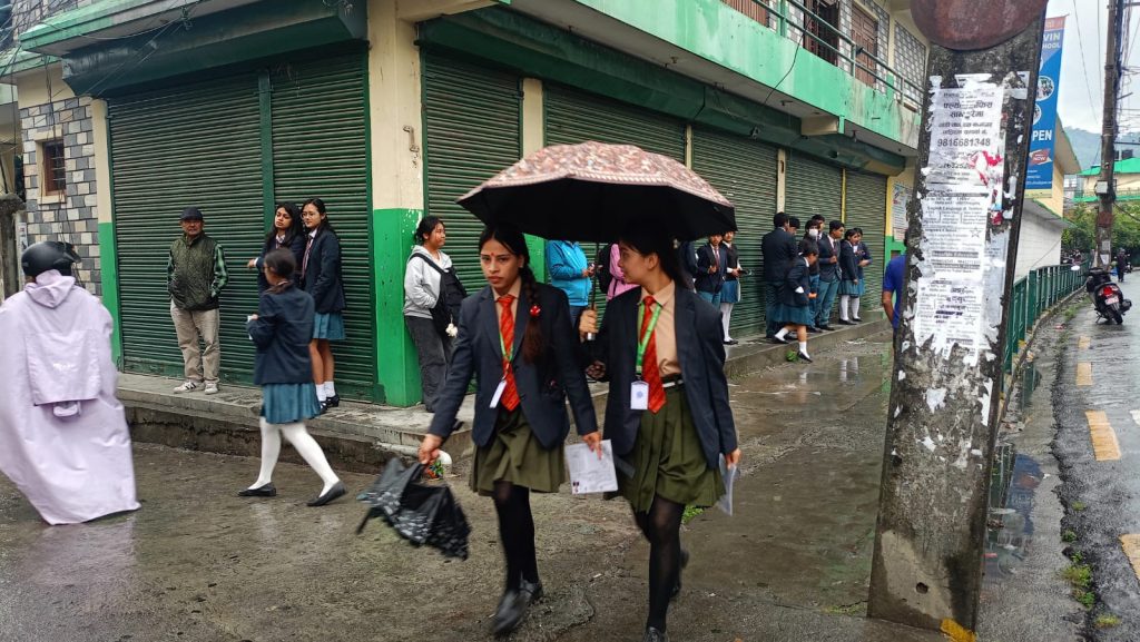 सुरुभयो कक्षा १२ को परीक्षा, हल्का झरीका बीच उत्साहपूर्वक सहभागी (तस्बिरसहित)