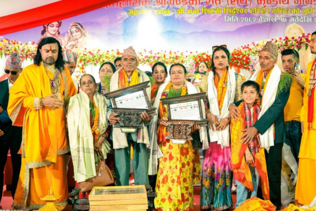 कोटिहोममा आर्थिकसँगै जग्गा दान गर्दै भक्तजन